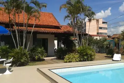 Image de Maison de plage confortable avec piscine, barbecue et garage.