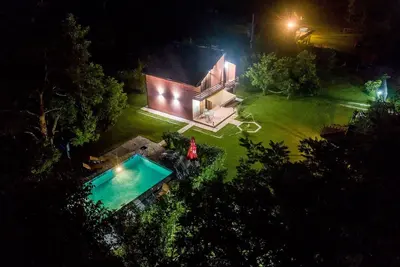 Maison de luxe avec piscine privée, sauna, bain à remous intérieur et extérieur, rivière. . .