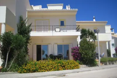 Image de Magnificent 2 Bed Town House overlooking the beach at Meia Praia