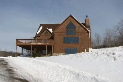 Image de Retraite privée au sommet d'une montagne isolée surplombant les collines de ski