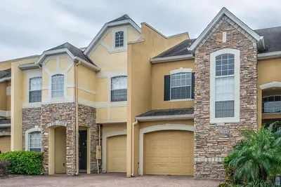 Image de Propre et moderne, maison de ville incroyable à quelques minutes de Disney avec accès à la piscine