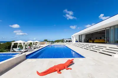 Image de Swanky Caribbean Estate, vue sur l'océan, piscine chauffée, climatisation, Wi-Fi gratuit, tennis de table, table de billard