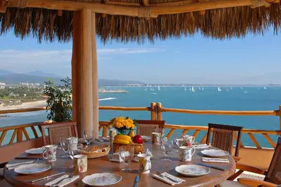 Image de . Luxe 5 chambres, villa front de mer avec accès à la plage.