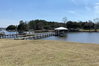 Image de Belle maison au bord du lac, pour 10-12 personnes, confortable avec une grande véranda