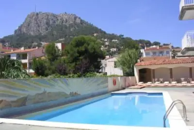 Image de L Estartit: Appartement près de la plage. Idéalement situé à L'Estartit. Près de plage et du centre ville. Piscine et parking. barbecue fourni. Idéal pour des vacances.