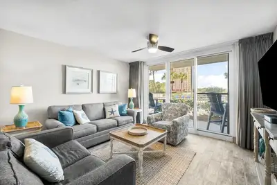 Image de 1er ÉTAGE! ACCÈS Facile À la piscine, la plage, le tennis, la piscine intérieure, la cabane Tiki et plus encore!