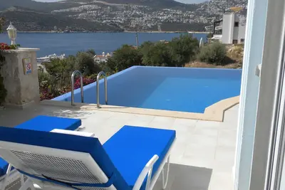 Villa 3 Chambres - Piscine; Vues sur la mer; Wifi gratuit; Climatisation; Tv: Beach 2 minutes à pied