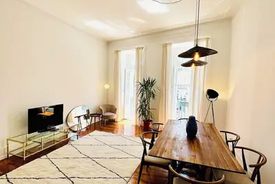 Image de Grand appartement ensoleillé avec 3 chambres à Príncipe Real!