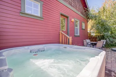 Image de Amazing Downtown Bend location, King suite and private fenced patio with Hot Tub