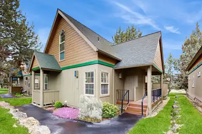 Image de Nouvelle Liste! Connectez-vous décoration maison w / bain à remous privé, terrasse et piscines partagées / tennis!