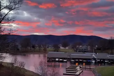 Image de Grace's Place à Bernard's Landing sur Smith Mtn. Lac. Renseignez-vous sur nos spécifications d'automne