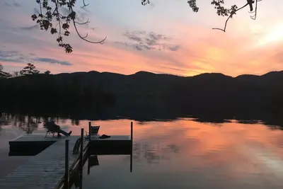 Image de Sur l'eau, vues magnifiques, chalet privé avec 3 chambres.