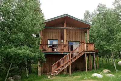 Image de Chalet de montagne offrant plusieurs aménagements extérieurs pour toutes les saisons