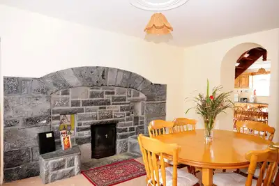 Image de Cottage traditionnel irlandais sur le chemin de l'Atlantique sauvage