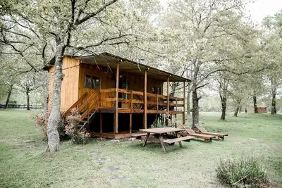 Image de nuit insolite dans la cabane du cowboy dans un ranch western