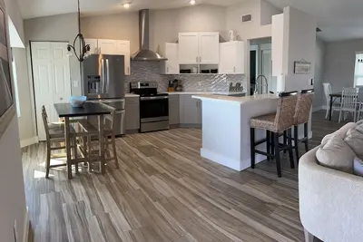 Image de Beach House Getaway dans la belle Apollo Beach en Floride, idéalement situé pour