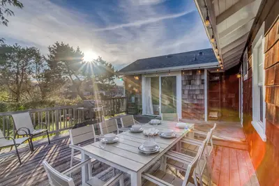 Image de Spa, jardin clôturé à un pâté de maison de la plage dans ce charmant niveau en bord de mer