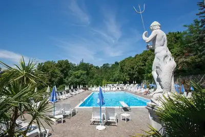 Image de Beau studio avec balcon, piscine et superbe vue sur le lac
