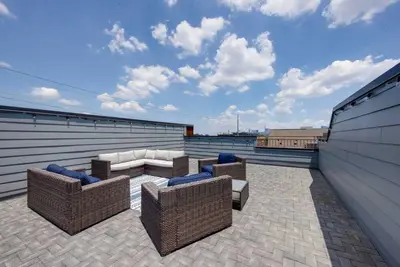 Image de Fab 4br Townhome ✦ 12 lits confortables vue sur le centre-ville