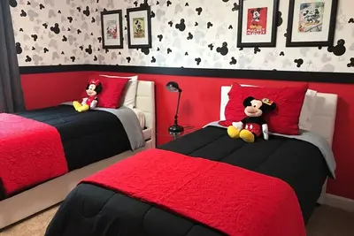 Image de Etage lac 4/3 décoration professionnelle Lit Mickey - Piscine privée - sécurisée