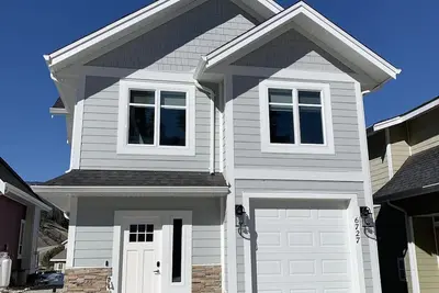 Image de Brand New 3 chambres chalet près de la piscine, des bains à remous et une aire de jeux