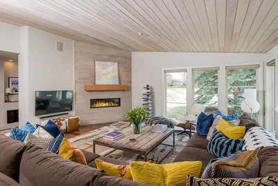 Maison moderne avec vue sur la montagne chauve et bain à remous privé près du centre-ville de Ketchum