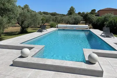 Dans un havre de paix villa avec piscine, terrain de foot, pétanque.