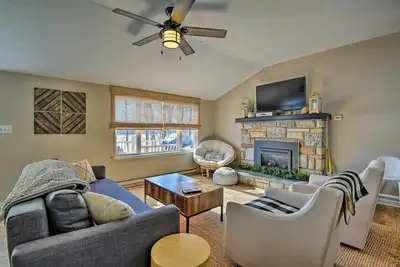 Image de Nouveau! Bord de l'eau Pocono Lake Home w / quai privé!