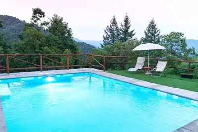 Image de \"casa del bosco\" avec piscine