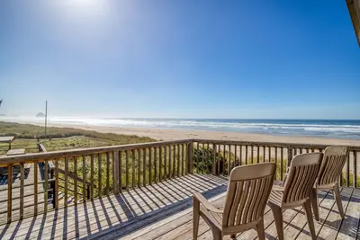 Image de S'amuser facilement dans cette maison de cinq chambres au bord de l'océan avec accès à une plage privée