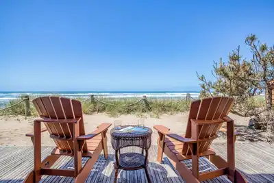 Image de Oceanfront Beauty à côté de l'accès à la plage!
