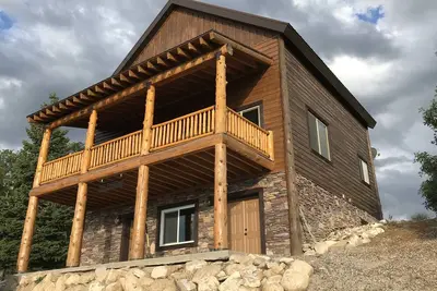 Image de Belle cabine niché dans les montagnes de l'Utah situé dans Pine Creek Resort