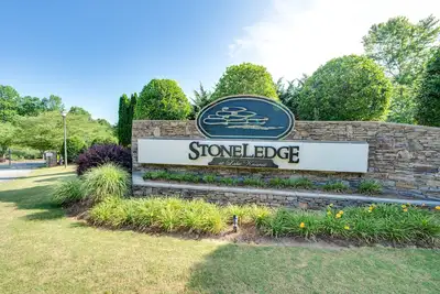 Image de Entièrement rénové (2019) Lakefront directement sur le lac Keowee