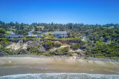 Image de Magnifique Oceanfront Home avec une vue incroyable sur l'océan, vraiment unique en son genre