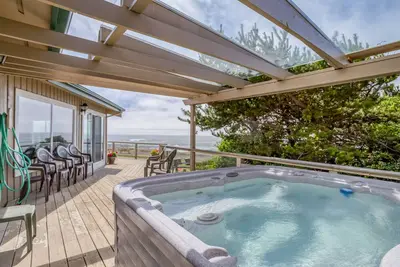 Image de Cette maison bien conçue sera votre nouvelle retraite préférée avec bain à remous!