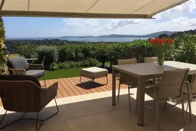 Image de Rez de jardin climatisé avec superbe vue mer - Résidence golf St Tropez