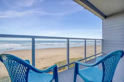 Image de Deuxième étage Oceanfront Condo a une vue spectaculaire sur la plage de Newport Nye!