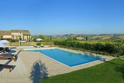 Image de Appartement Sunset dans une ferme panoramique avec piscine, dans les collines