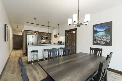 Image de Condo neuf et impeccable au centre-ville de Columbia Falls