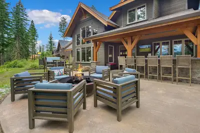 Image de Belle Whitefire Lodge surplombant la réserve de Nelson!