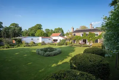 Image de De 29 £. 50 pppn. Maison de campagne isolée avec piscine chauffée, court de tennis et salle de jeux