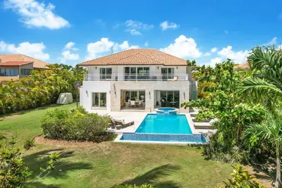 Image de Belle villa 4br Golf Front avec piscine, jacuzzi, table de billard et femme de chambre