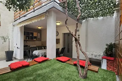 Image de Maison 3 Chambres Supérieure en Centre-Ville avec Jardin et Grill