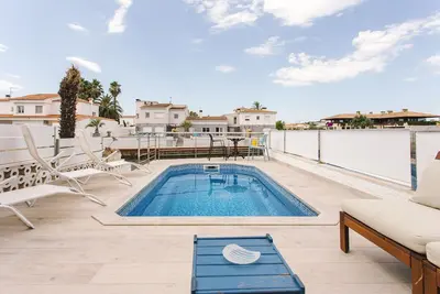 Image de Maison de détente avec vue sur le canal et la piscine