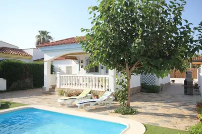 Image de \"Nati\"@Marisol: 250m de la plage, piscine privée, A/C, WiFi, plage pour chiens