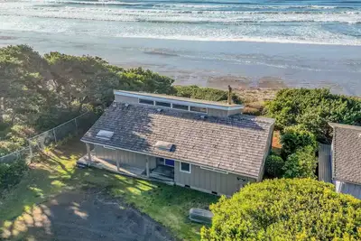Image de Oceanfront Home dans un quartier privé avec des murs de Windows pour la vue sur l'océan