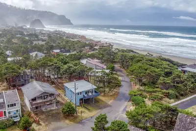 Image de Maison de charme avec vue sur la mer, accès à la plage de l'autre côté de la rue et situé dans un village