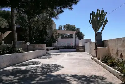 Image de Favignana: Vacances magiques dans une Dammuso ancienne dans la campagne.