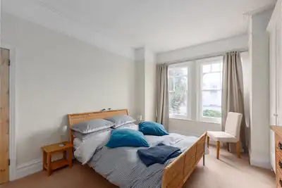 Image de Spacieuse maison près de Clapham Common dans une rue résidentielle, 3 x chambres à coucher, terrasse,