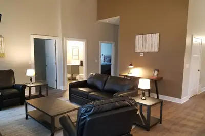 Image de 2 chambres modernes récemment rénovées dans le village d'Ellicottville